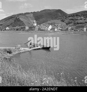 Die Ortschaft Burgen an der Mosel mit der Pfarrkirche St Sébastien, Deutschland 1930 er Jahre. Le village Burgen avec son église Saint-Sébastien à Moselle, Allemagne 1930. Banque D'Images