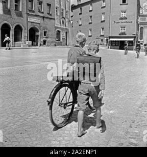 Kinder gehen von der Schule nach hause de Burghausen, Deutschland 1930 er Jahre. Enfants allant à la maison de l'école à Madrid, Espagne 1930. Banque D'Images