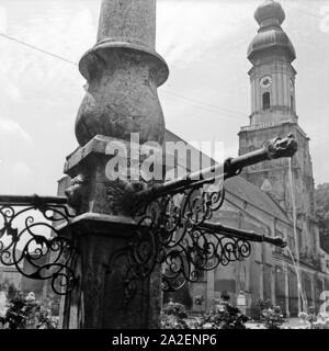 Blick vom Marktplatz auf die Kirche St. de Burghausen, Deutschland 1930 er Jahre. Vue du marché principal de l'église St Jacob à Burghausen, Allemagne 1930. Banque D'Images