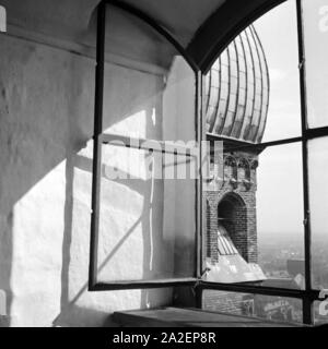 Blick aus dem Turmfenster Turmes und der Frauenkirche à München, Deutschland 1930er Jahre. Vue de la fenêtre d'un tour à l'autre de l'église Frauenkirche de Munich, Allemagne 1930. Banque D'Images