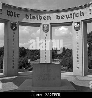 Das auf dem Abstimmungsdenkmal Jakobsberg bei Allenstein dans Ostpreußen mit Säulen, Wappen und Inschriften der Kreisstädte Bischofsburg, Allenstein, Johannisburg und Deutschland 1930er Jahre. Bulletin de monument de la colline près de Jakobsberg Allenstein en Prusse orientale avec colonnes, armoiries et inscriptions de la villes de district de Bischofsburg Allenstein, Johannisburg et, de l'Allemagne des années 1930. Banque D'Images