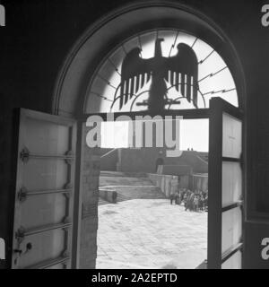 Touristengruppe Tannenberg im Denkmal bei Hohenstein en Ostpreußen, Deutschland 1930er Jahre. Groupe touristique au monument de Tannenberg près de Hohenstein en Prusse orientale, Allemagne 1930. Banque D'Images