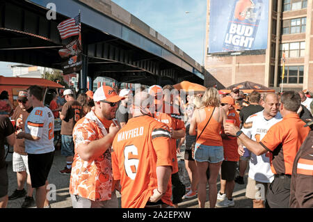 Cleveland Browns football fans apprécier le talonnage avant-match parties au centre-ville de Cleveland, Ohio, USA. Banque D'Images