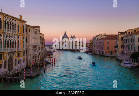 La Cathédrale Santa Maria della Salute - une vue panoramique du monde universitaire bridge Banque D'Images