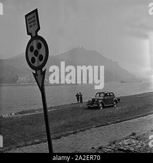 Mit dem Ford Eifel am Drachenfels Am Ufer des Rheins, Deutschland 1930 er Jahre. Un couple avec sa Ford modèle Eifel au bord du Rhin, l'Allemagne des années 1930. Banque D'Images