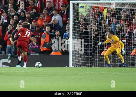 Liverpool, Royaume-Uni. 09Th Oct, 2019. Mohamed Salah de Liverpool (11) les tiges et les équipes de marque son 3e but. Ligue des Champions groupe e match, Liverpool v FC Red Bull Salzbourg au stade d'Anfield à Liverpool, le mercredi 2 octobre 2019. Ce droit ne peut être utilisé qu'à des fins rédactionnelles. Usage éditorial uniquement, licence requise pour un usage commercial. Aucune utilisation de pari, de jeux ou d'un seul club/ligue/dvd publications. Photos par Chris Stading/Andrew Orchard la photographie de sport/Alamy live news Crédit : Andrew Orchard la photographie de sport/Alamy Live News Banque D'Images