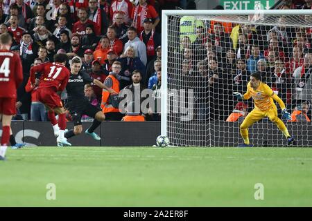 Liverpool, Royaume-Uni. 09Th Oct, 2019. Mohamed Salah de Liverpool (11) les tiges et les équipes de marque son 3e but. Ligue des Champions groupe e match, Liverpool v FC Red Bull Salzbourg au stade d'Anfield à Liverpool, le mercredi 2 octobre 2019. Ce droit ne peut être utilisé qu'à des fins rédactionnelles. Usage éditorial uniquement, licence requise pour un usage commercial. Aucune utilisation de pari, de jeux ou d'un seul club/ligue/dvd publications. Photos par Chris Stading/Andrew Orchard la photographie de sport/Alamy live news Crédit : Andrew Orchard la photographie de sport/Alamy Live News Banque D'Images