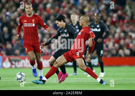 Liverpool, Royaume-Uni. 09Th Oct, 2019. Fabinho de Liverpool (r) s'attaque à Takumi, du Red Bull Salzbourg. Ligue des Champions groupe e match, Liverpool v FC Red Bull Salzbourg au stade d'Anfield à Liverpool, le mercredi 2 octobre 2019. Ce droit ne peut être utilisé qu'à des fins rédactionnelles. Usage éditorial uniquement, licence requise pour un usage commercial. Aucune utilisation de pari, de jeux ou d'un seul club/ligue/dvd publications. Photos par Chris Stading/Andrew Orchard la photographie de sport/Alamy live news Crédit : Andrew Orchard la photographie de sport/Alamy Live News Banque D'Images