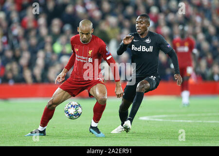 Liverpool, Royaume-Uni. 09Th Oct, 2019. Fabinho de Liverpool (l) protège la balle d'Enock Mwepu de Red Bull Salzbourg. Ligue des Champions groupe e match, Liverpool v FC Red Bull Salzbourg au stade d'Anfield à Liverpool, le mercredi 2 octobre 2019. Ce droit ne peut être utilisé qu'à des fins rédactionnelles. Usage éditorial uniquement, licence requise pour un usage commercial. Aucune utilisation de pari, de jeux ou d'un seul club/ligue/dvd publications. Photos par Chris Stading/Andrew Orchard la photographie de sport/Alamy live news Crédit : Andrew Orchard la photographie de sport/Alamy Live News Banque D'Images