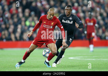 Liverpool, Royaume-Uni. 09Th Oct, 2019. Fabinho de Liverpool (l) protège la balle d'Enock Mwepu de Red Bull Salzbourg. Ligue des Champions groupe e match, Liverpool v FC Red Bull Salzbourg au stade d'Anfield à Liverpool, le mercredi 2 octobre 2019. Ce droit ne peut être utilisé qu'à des fins rédactionnelles. Usage éditorial uniquement, licence requise pour un usage commercial. Aucune utilisation de pari, de jeux ou d'un seul club/ligue/dvd publications. Photos par Chris Stading/Andrew Orchard la photographie de sport/Alamy live news Crédit : Andrew Orchard la photographie de sport/Alamy Live News Banque D'Images