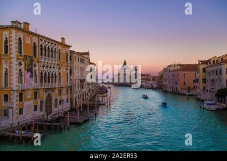 Venise, Italie-20 Mai, 2019 : la cathédrale de Santa Maria della Salute - une vue panoramique du monde universitaire bridge Banque D'Images