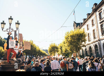 Strasbourg, France - Sep 21, 2019 : grande foule de personnes à travers le monde le plus grand changement a commencé par mars climatique climat suédois Thunberg Greta activiste Banque D'Images