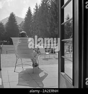 Eine Frau beim Sonnenbad auf der Terrasse Am Kurhaus dans Herrenalb im Schwarzwald, Deutschland 1930 er Jahre. Une femme de soleil à la terrasse de la station thermale de Herrenalb en Forêt Noire, Allemagne 1930. Banque D'Images