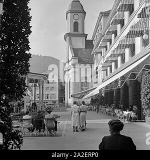 Blick auf die evangelische Stadtkirche à Wildbad im Schwarzwald, Deutschland 1930er Jahre. Vue de l'église protestante à Wildbad en Forêt Noire, Allemagne 1930. Banque D'Images