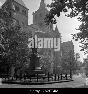 L'Empereur Guillaume Das Denkmal zwischen Dom und Liebfrauenkirche à Trèves, Deutschland 1930 er Jahre. Monument de l'empereur Guillaume, entre la cathédrale et l'église de Notre Dame à Trier, Allemagne 1930. Banque D'Images