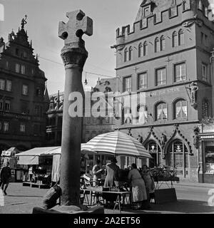 Ratsherrenschenke Marktkreuz Das vor der zur Steipe auf dem Marktplatz à Trèves, Deutschland 1930 er Jahre. La croix sur le marché principal en face du conseiller's Inn à Trier, Allemagne 1930. Banque D'Images