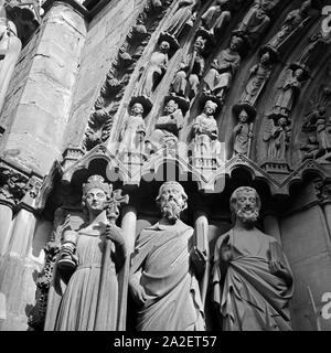 Heiligenfiguren détails und am Portal der Liebfrauenkirche à Trèves, Deutschland 1930 er Jahre. Plus de détails et de sculptures de saints dans l'église porte de l'église de Notre Dame à Trier, Allemagne 1930. Banque D'Images