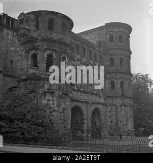 Die Feldseite der Porta Nigra de Trèves, Deutschland 1930 er Jahre. En dehors de la Portra nigra à Trier, Allemagne 1930. Banque D'Images