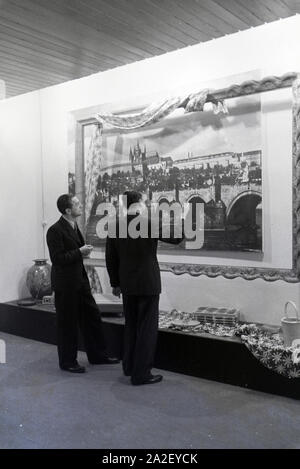 Besucher der Leipziger Frühjahrsmesse Panoramafotografie vor einer der Stadt Hamburg, Deutschland 1941. Les visiteurs de la Leipziger Frühjahrsmesse en face d'une photographie panoramique de la ville Prague, Allemagne 1941. Banque D'Images