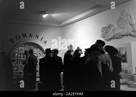 Besucher der Leipziger Frühjahrsmesse vor einem rumänischen se mit Waren landestypischen ; Deutschland 1941. Les visiteurs de la Leipziger Frühjahrsmess Banque D'Images