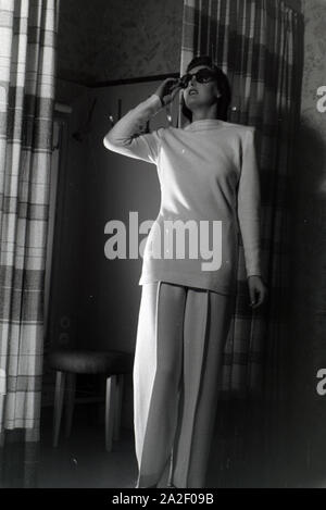 Anlässlich der Wiener Modewoche präsentiert ein Haus der im modèle ' Mode palais Lobkowitz' ein Kostüm, Deutschland 1940er Jahre. À l'occasion de la Wiener Modewoche, un modèle est la présentation d'une robe de soirée à la maison de la mode ' palais Lobkowitz', Allemagne 190. Banque D'Images