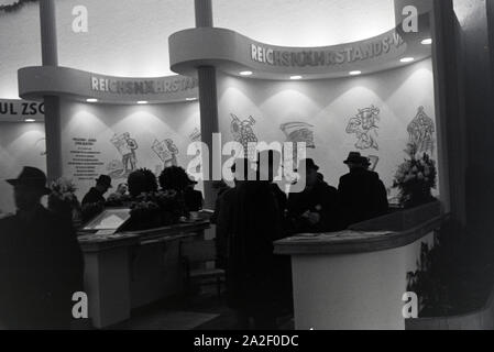 Reichsnährstand Messestände Organisation der anlässlich der Wiener Modewoche im Haus der Mode ' palais Lobkowitz', Deutschland 1940er Jahre. Un Reichsnährstand par l'organisation à l'occasion de la Wiener Modewoche dans la chambre de la mode ' palais Lobkowitz", l'Allemagne des années 40. Banque D'Images