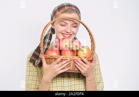 Soins de santé et de vitamine de la nutrition. Apple parfait. Épicerie. Apple régime alimentaire de démarrage. Femme aime des fruits naturels. Jardinier agriculteur récolte des pommes. Fille gar Banque D'Images