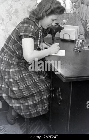 Die Weltmeisterin Anni in Ihrem Schreibtisch un Kapell, Deutsches Reich 1941. Champion du monde Anni Kapell à son bureau, Allemagne 1941 Banque D'Images