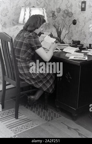 Die Weltmeisterin Anni in Ihrem Schreibtisch un Kapell, Deutsches Reich 1941. Champion du monde Anni Kapell à son bureau, Allemagne 1941 Banque D'Images