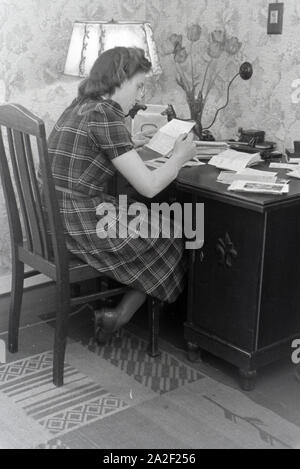 Die Weltmeisterin Anni in Ihrem Schreibtisch un Kapell, Deutsches Reich 1941. Champion du monde Anni Kapell à son bureau, Allemagne 1941 Banque D'Images