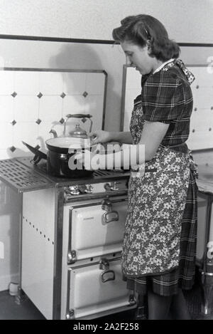 Die Weltmeisterin Anni Kapell beim Kochen, Deutsches Reich 1941. Champion du monde Anni Kapell préparer un repas, de l'Allemagne 1941 Banque D'Images