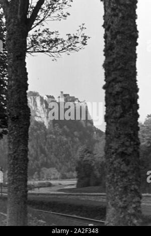 Idylllisches Schwarzwaldpanorama mit durch das Tal führenden Gleisen, 1930er Jahre Deutschland. Vue panoramique idyllique de la Forêt Noire avec les chemins menant à travers la vallée, Allemagne 1930. Banque D'Images