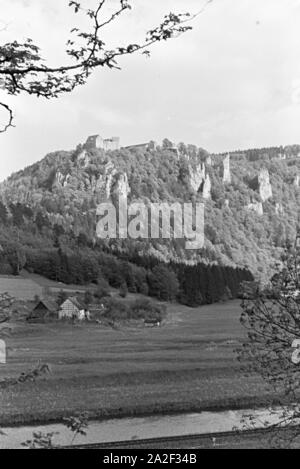 Idylllisch gelegene Eine Kleine Ortschaft im Schwarzwald, Deutschland 1930er Jahre. Un petit village niché dans un cadre idyllique de la vallée de la Forêt-Noire, Allemagne 1930. Banque D'Images