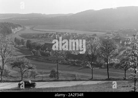 Idylllisch gelegene Eine Kleine Ortschaft im Schwarzwald, Deutschland 1930er Jahre. Un petit village niché dans un cadre idyllique de la vallée de la Forêt-Noire, Allemagne 1930. Banque D'Images