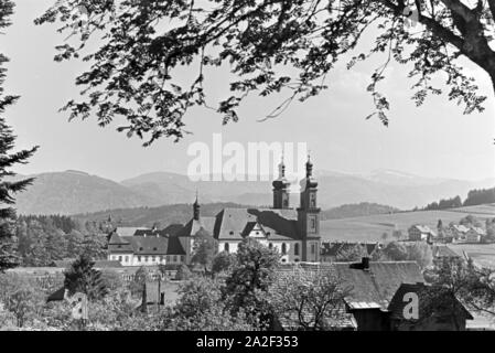 Idylllisch gelegene Eine Kleine Ortschaft im Schwarzwald, Deutschland 1930er Jahre. Un petit village niché dans un cadre idyllique de la vallée de la Forêt-Noire, Allemagne 1930. Banque D'Images