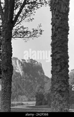 Idylllisches Schwarzwaldpanorama mit durch das Tal führenden Gleisen, 1930er Jahre Deutschland. Vue panoramique idyllique de la Forêt Noire avec les chemins menant à travers la vallée, Allemagne 1930. Banque D'Images