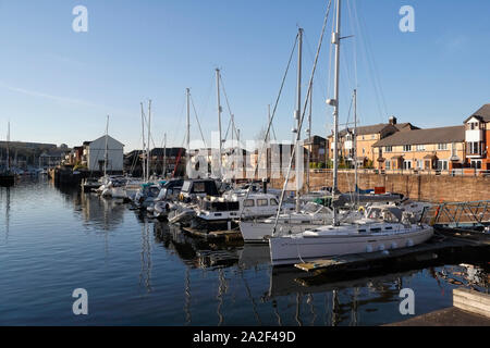 Bateaux à voile amarrés dans la marina de Penarth au pays de Galles au Royaume-Uni Banque D'Images