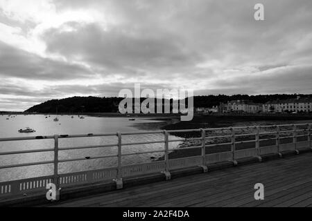 Vue depuis le quai de Beaumaris, vers la ville d'Anglesea à marée basse Banque D'Images