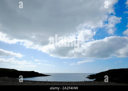 Post-y-Porth Bay North-West Rivier promener le chien sur la plage Banque D'Images