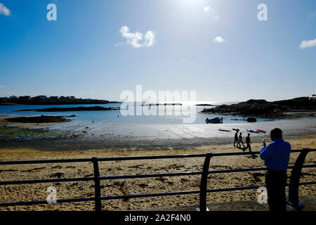 Trearddur bay beach et du Nord du Pays de Galles d'Anglesea regardant la mer sur une fin d'après-midi ensoleillée de l'Été Indien Banque D'Images