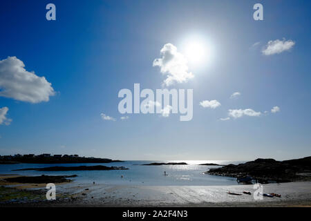 Trearddur bay beach et du Nord du Pays de Galles d'Anglesea regardant la mer sur une fin d'après-midi ensoleillée de l'Été Indien Banque D'Images