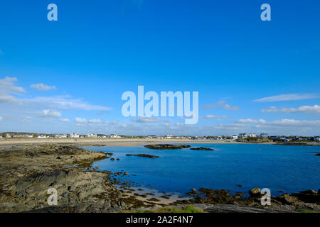 Trearddur bay beach et du Nord du Pays de Galles d'Anglesea regardant la mer sur une fin d'après-midi ensoleillée de l'Été Indien Banque D'Images