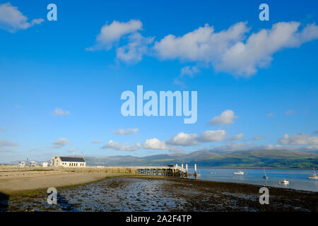 Avis de Beaumaris Pier Anglesea et la droite de Menai à marée basse sur une journée ensoleillée de beau temps avec ciel bleu Banque D'Images