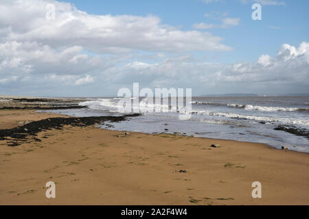 Côte de l'estuaire de Severn et plage de Lavernock point au pays de Galles Royaume-Uni, littoral gallois Plage tranquille et vide Côte britannique vue panoramique sur la plage et le ciel Banque D'Images