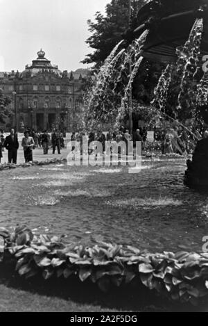 Das Neue Schloss à Stuttgart, eine der wichtigsten Sehenswürdigkeiten der Stadt, Deutschland 1930 er Jahre. Le nouveau palais à Stuttgart, l'une des principales attractions de la ville, de l'Allemagne des années 1930. Banque D'Images