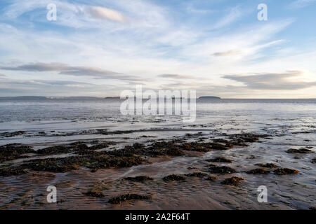 Estuaire de la Severn à Lavernock point sur la côte du Royaume-Uni, côte galloise, paysage marin côtier côte britannique vue panoramique de la mer et du ciel lumière naturelle Banque D'Images