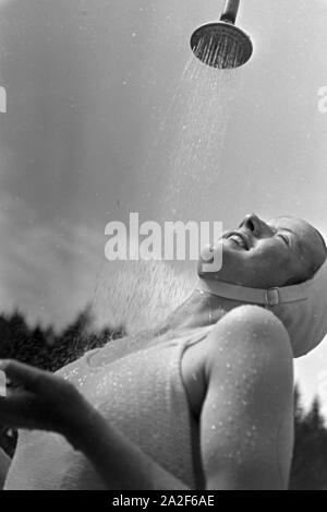 Im Freibad une einem heißen Sommertag, Deutschland 1930 er Jahre. Dans la piscine en plein air sur une chaude journée d'été, l'Allemagne des années 1930. Banque D'Images