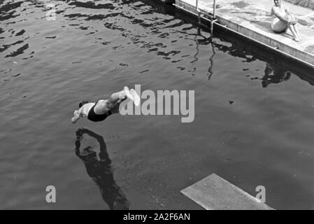 Im Freibad une einem heißen Sommertag, Deutschland 1930 er Jahre. Dans la piscine en plein air sur une chaude journée d'été, l'Allemagne des années 1930. Banque D'Images