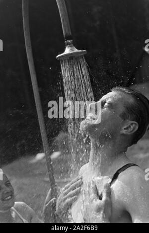 Im Freibad une einem heißen Sommertag, Deutschland 1930 er Jahre. Dans la piscine en plein air sur une chaude journée d'été, l'Allemagne des années 1930. Banque D'Images