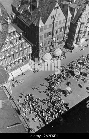 Blick auf den belebten Stuttgarter Marktplatz, Deutschland 1930er Jahre. Vue sur la place du marché animée à Stuttgart, Allemagne 1930. Banque D'Images